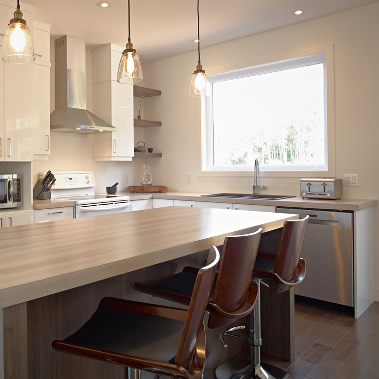 Cuisines Beauregard |Contemporary style kitchen with island seating area